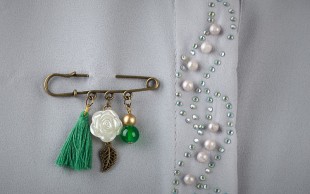 سنجاق سینه آویزدار