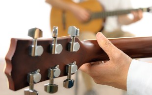 آموزش گیتار در آموزشگاه موسیقی سرو