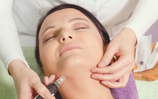 میکرونیدلینگ در کلینیک آدینا