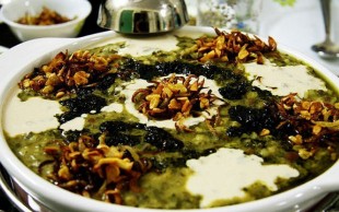 سینی افطار در باغ رستوران سنتی ایلیا