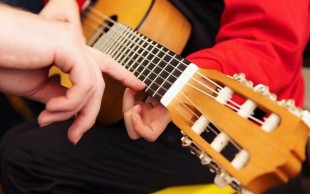 آموزش گیتار در آموزشگاه نقش آهنگ
