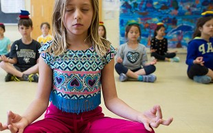 آموزش یوگا کودکان در آکادمی ماه سیما