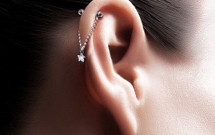 پیرسینگ گوش در مرکز زیبایی مدیکو نایس