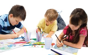 آموزش نقاشی کودکان در آموزشگاه خانه خورشید