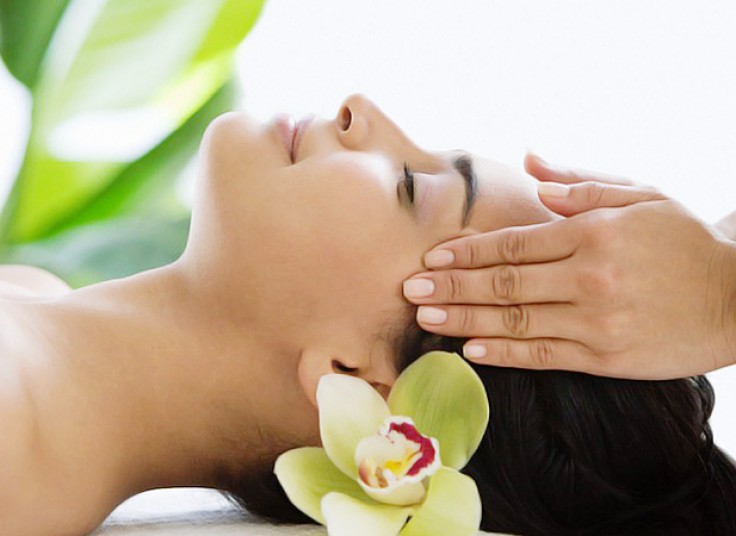 ماساژ صورت و گردن انستیتو آفرینش