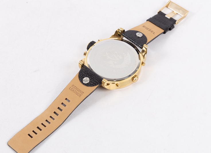 ساعت مچی چهار زمانه طرح Diesel