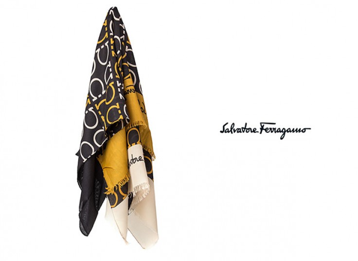 شال Salvatore Ferragamo