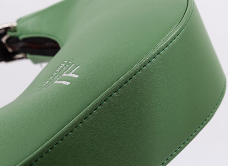 کیف هلالی زنانه TOM FORD