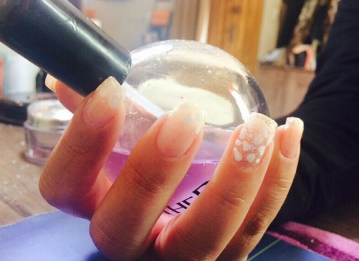 آموزش کاشت ناخن در سالن روم 7