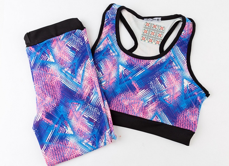 ست نیم‌تنه و شلوار ورزشی زنانه