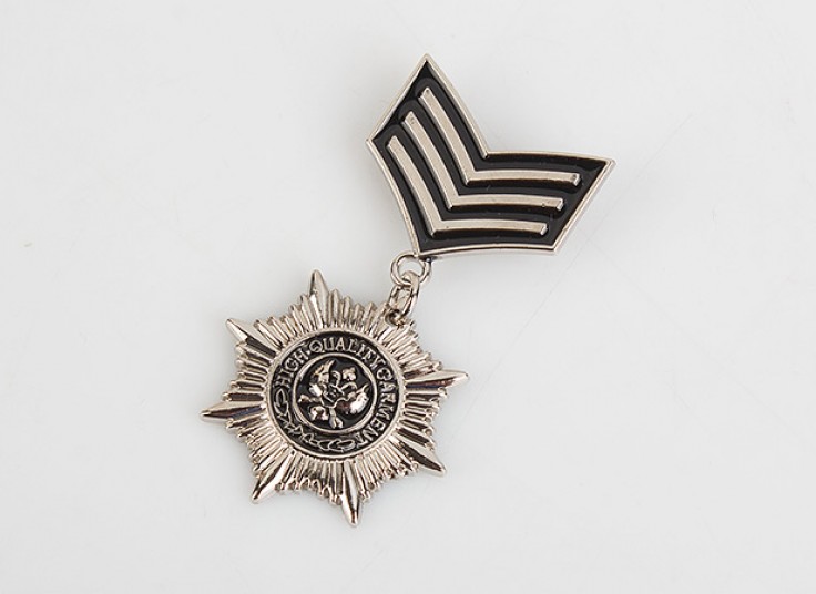 سنجاق سینه و کراوات