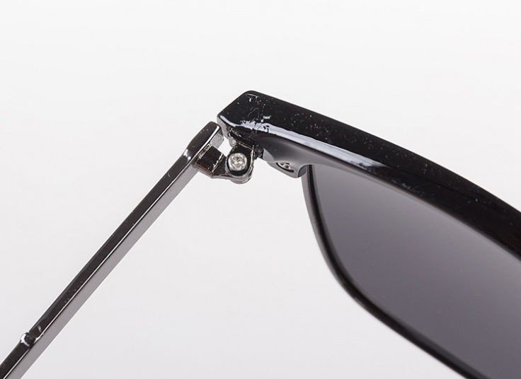 عینک آفتابی طرح Lacoste