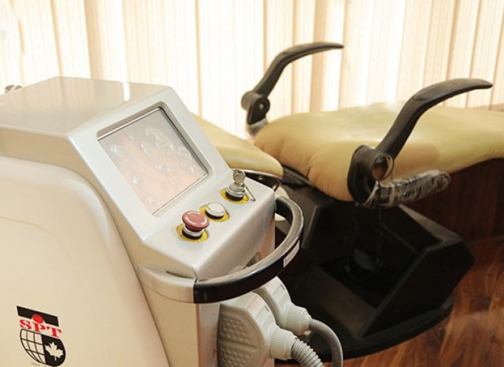 پیرسینگ گوش در مرکز زیبایی مدیکو نایس