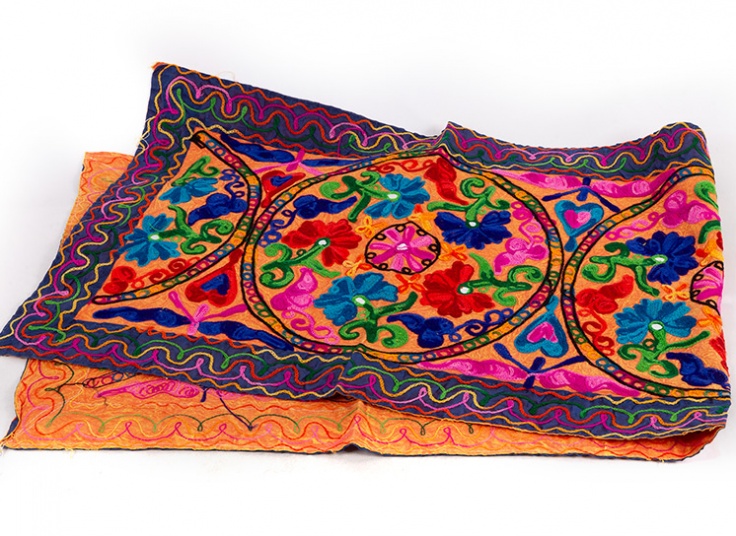 رومیزی سوزن دوزی و آینه کاری