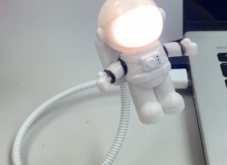 چراغ USB طرح فضانورد