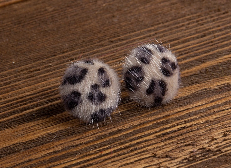 گوشواره میخی پشمی