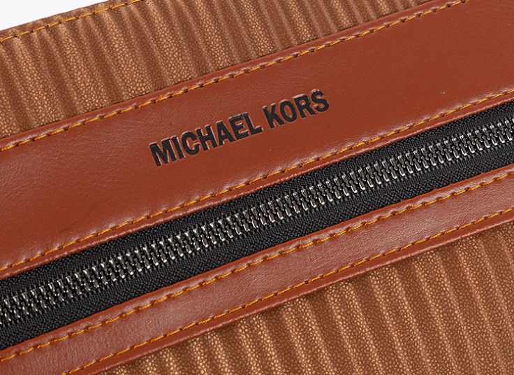 کیف پاسپورتی Michael Kors