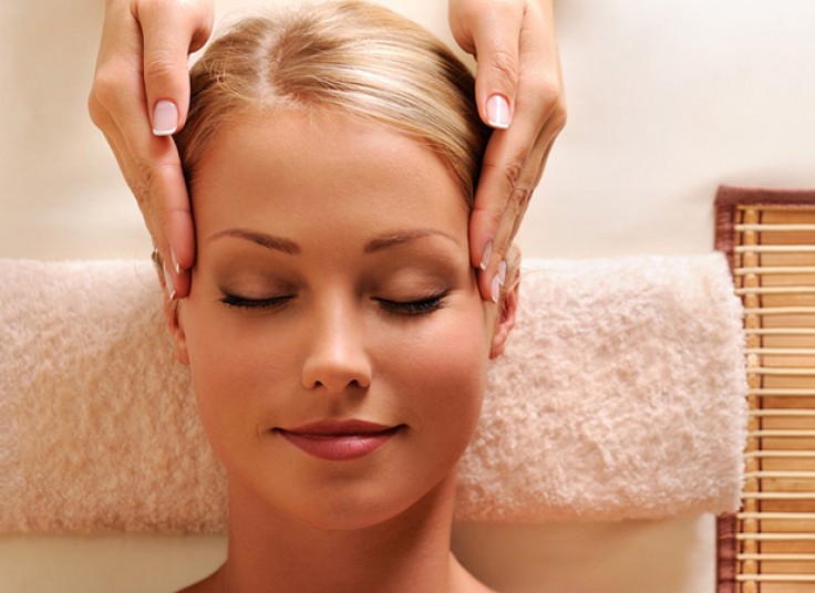 ماساژ صورت در مطب شرقی