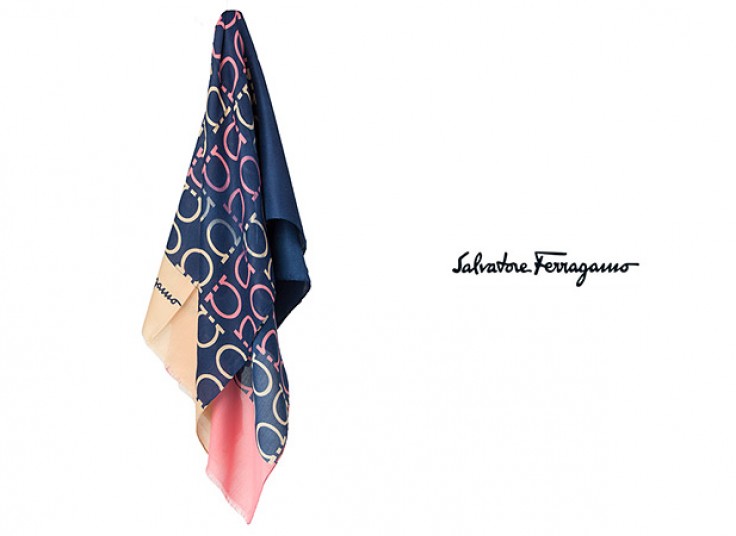 شال Salvatore Ferragamo