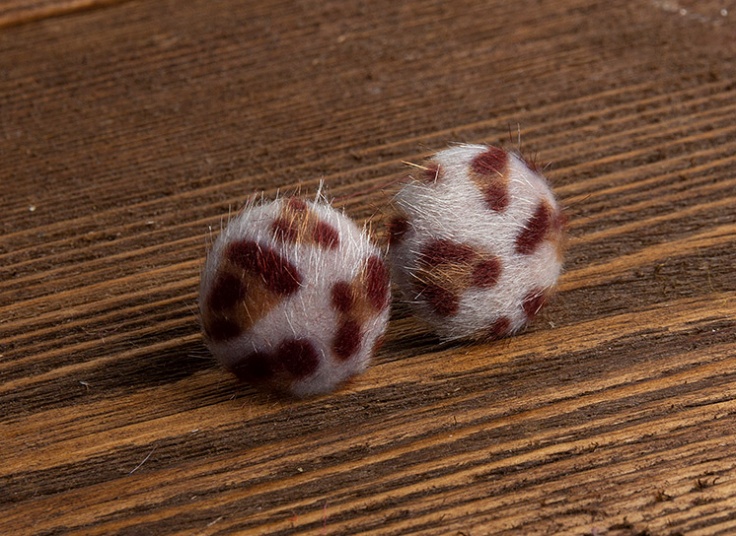 گوشواره میخی پشمی