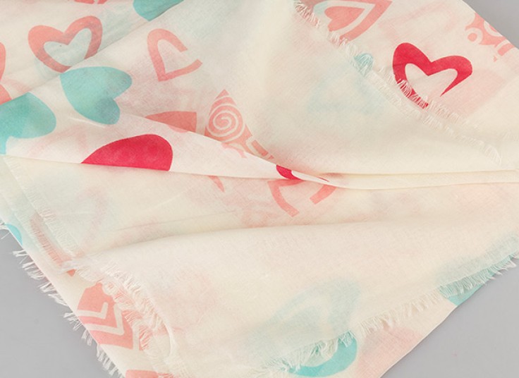 روسری نخی قواره دار طرح قلب