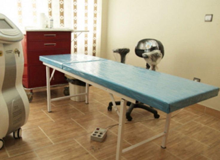 سوراخ کردن گوش در مطب دکتر گندمی