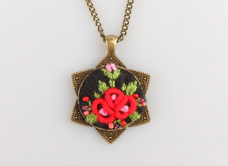 زیورآلات گلدوزی شده