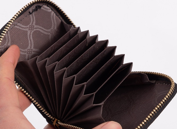 جاکارتی چرم گلدوزی‌ شده