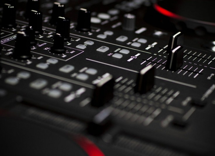 تست صدا خوانندگی یا گویندگی در موسسه سپند هنر