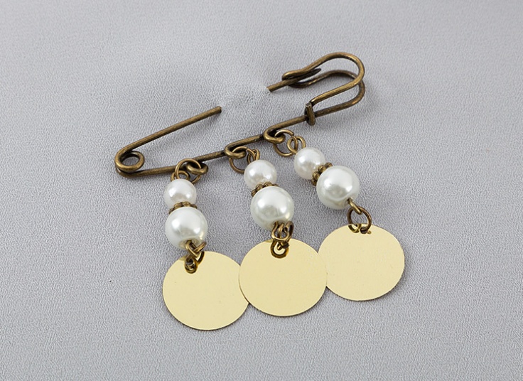 سنجاق سینه آویزدار