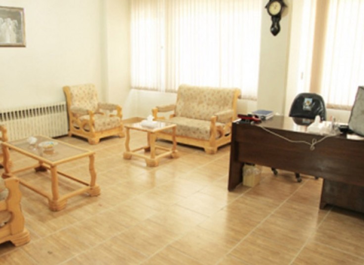 سوراخ کردن گوش در مطب دکتر گندمی