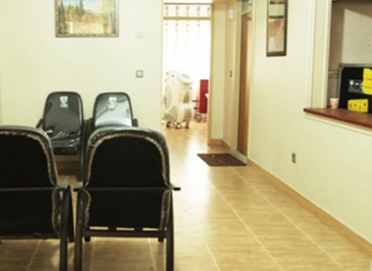 سوراخ کردن گوش در مطب دکتر گندمی