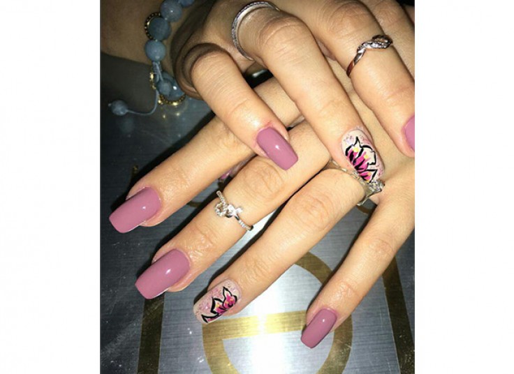 خدمات ناخن هستی گل