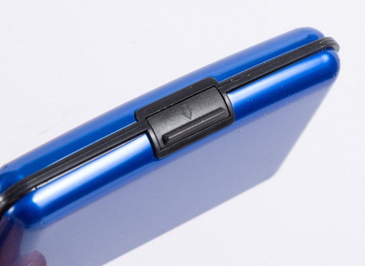 جاکارتی و کیف AlumaWallet