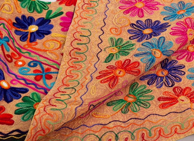 رومیزی سوزن دوزی و آینه کاری