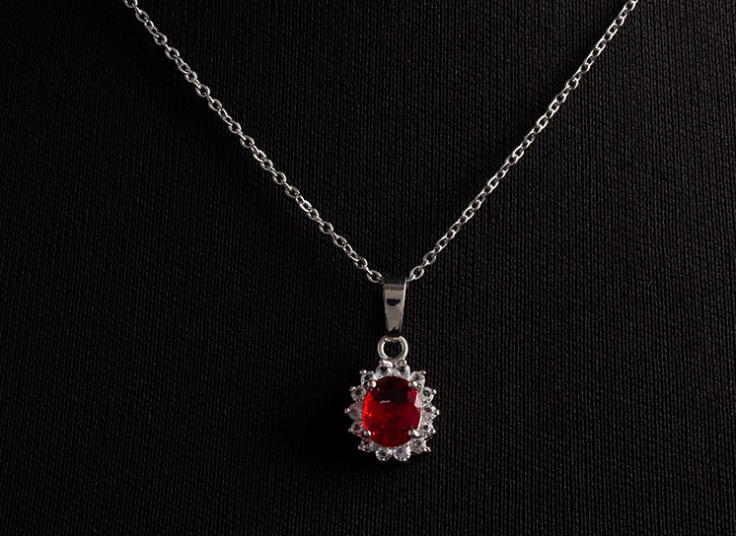 گردنبند و انگشتر نگین دار