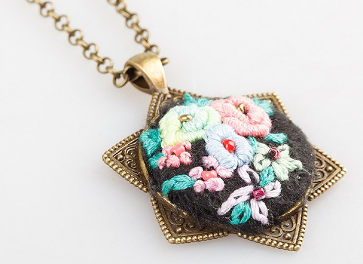 زیورآلات گلدوزی شده