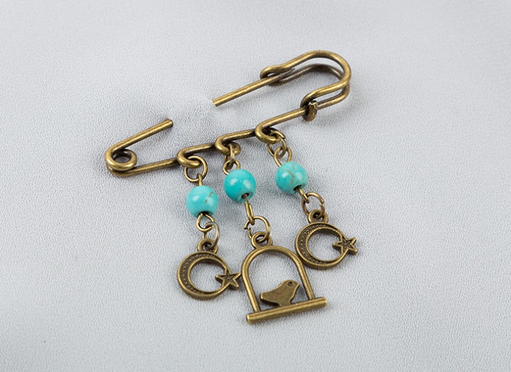 سنجاق سینه آویزدار