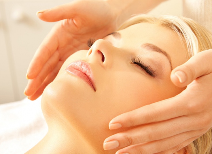 پاکسازی و ماساژ صورت دکتر مریم نوری