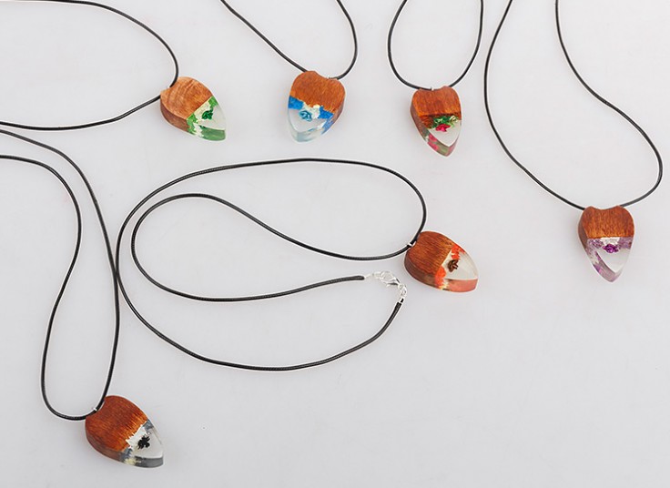 گردنبند چوبی گل رز