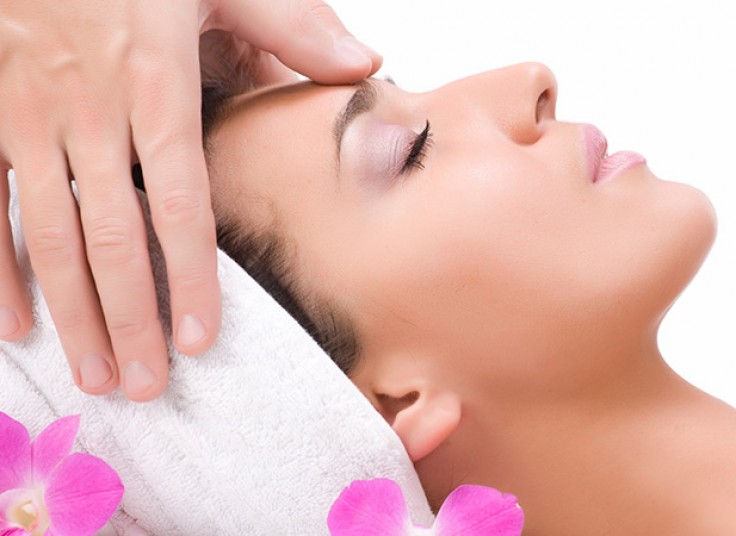 ماساژ و پاکسازی صورت در کلینیک آدینا