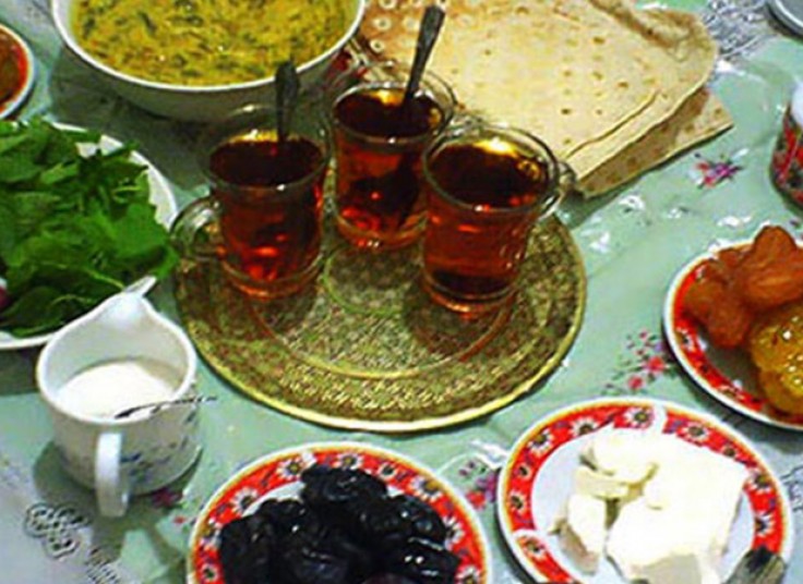 سینی افطار در باغ رستوران سنتی ایلیا