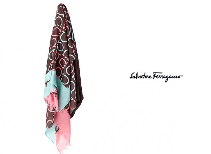 شال Salvatore Ferragamo