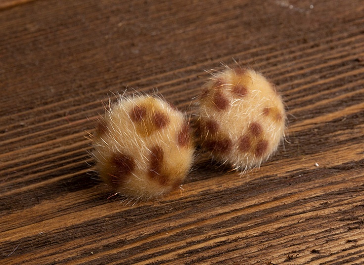 گوشواره میخی پشمی