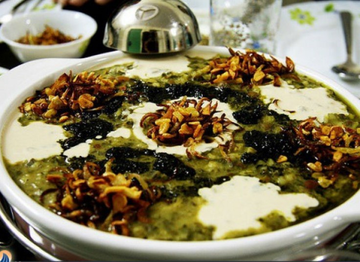 سینی افطار در باغ رستوران سنتی ایلیا