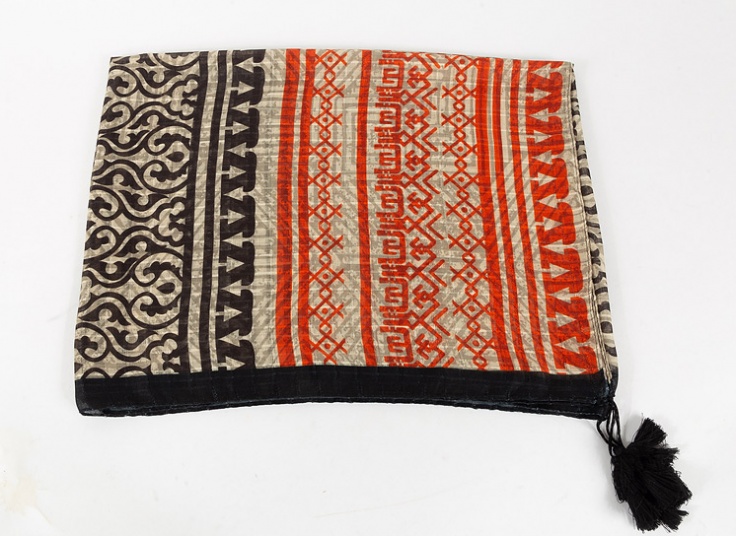 شال نخی منگوله دار