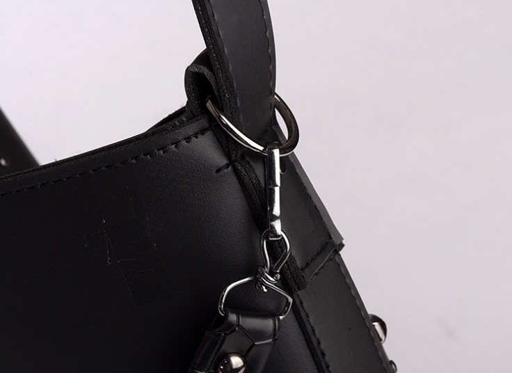 کیف دوشی زنانه طرح گل‌میخ