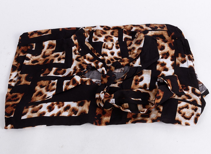 تاپ یقه گره‌ای نخی طرحدار