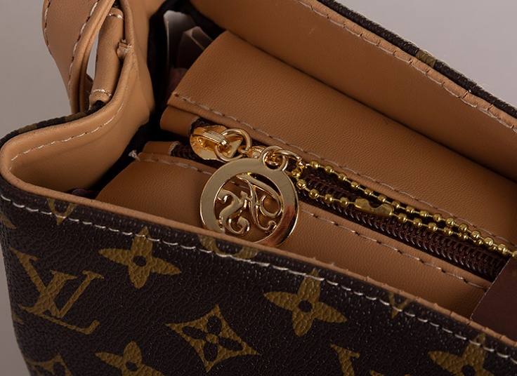 کیف دوشی زنانه Louis Vuitton