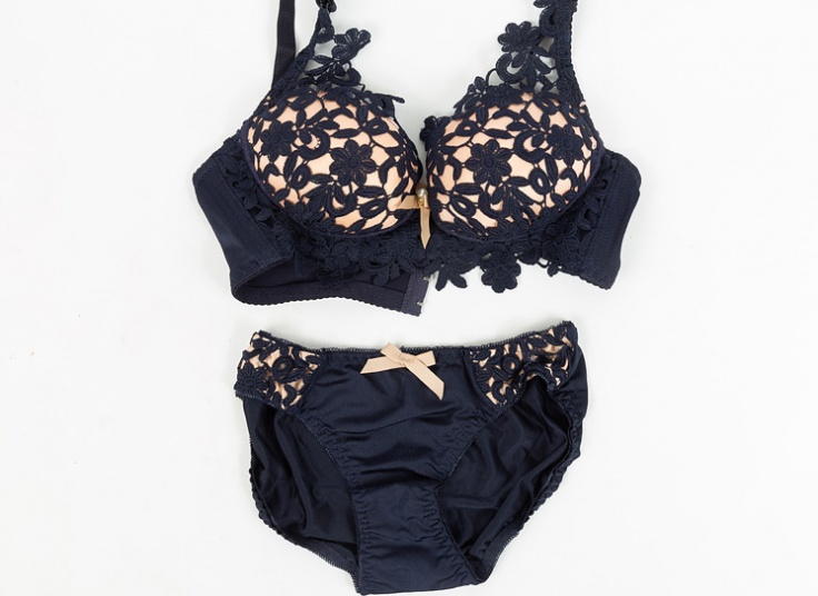 ست لباس زیر زنانه